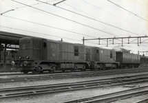 154295 Afbeelding van de diesel-electrische locomotieven nrs. 2402 en 2401 (serie 2400/2500) van de N.S. met een ...